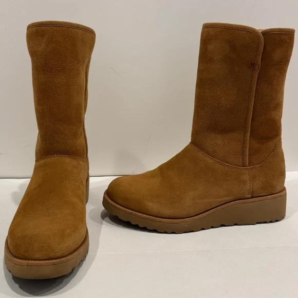 EUC UGG Women's Amie Chestnut Boots  (SN 1013428) Size 8 - Picture 2 of 4
